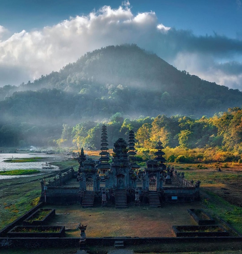 Tak Hanya Danau Beratan:  Bedugul Bali Juga Punya  Danau Tamblingan Dengan Pesona Danau Dikelilingi  Hutan