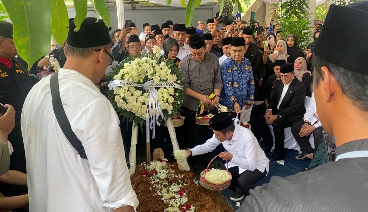 Suasana Haru Iringi Prosesi Pemakaman Almarhum Alex Noerdin 
