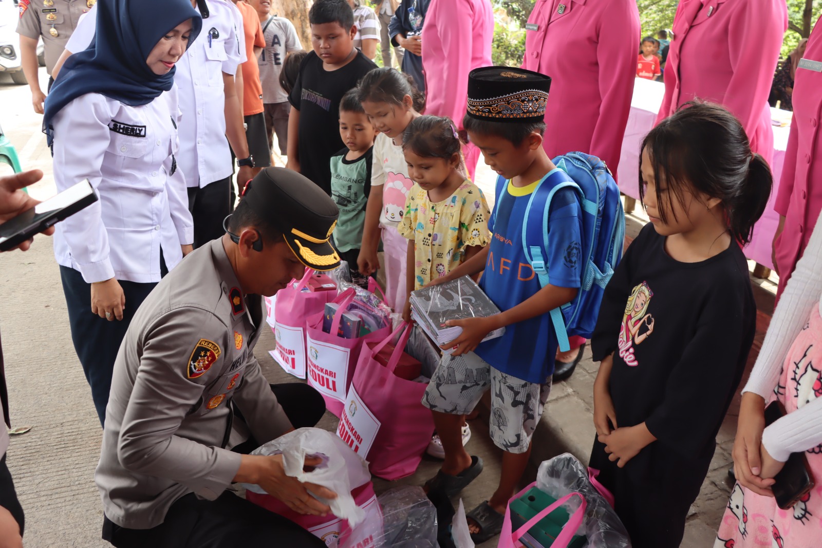 Haru! Anak Korban Kebakaran di Ogan Ilir Tetap Semangat Sekolah Berkat Bantuan Polisi