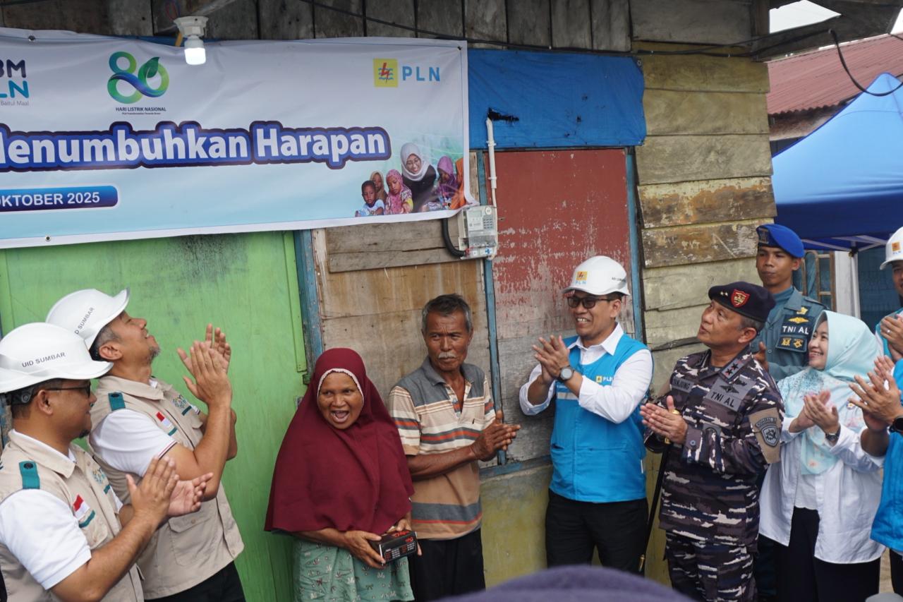 Cahaya dan Harapan di HLN ke-80: PLN Sambungkan Listrik Gratis bagi Keluarga Prasejahtera di Padan