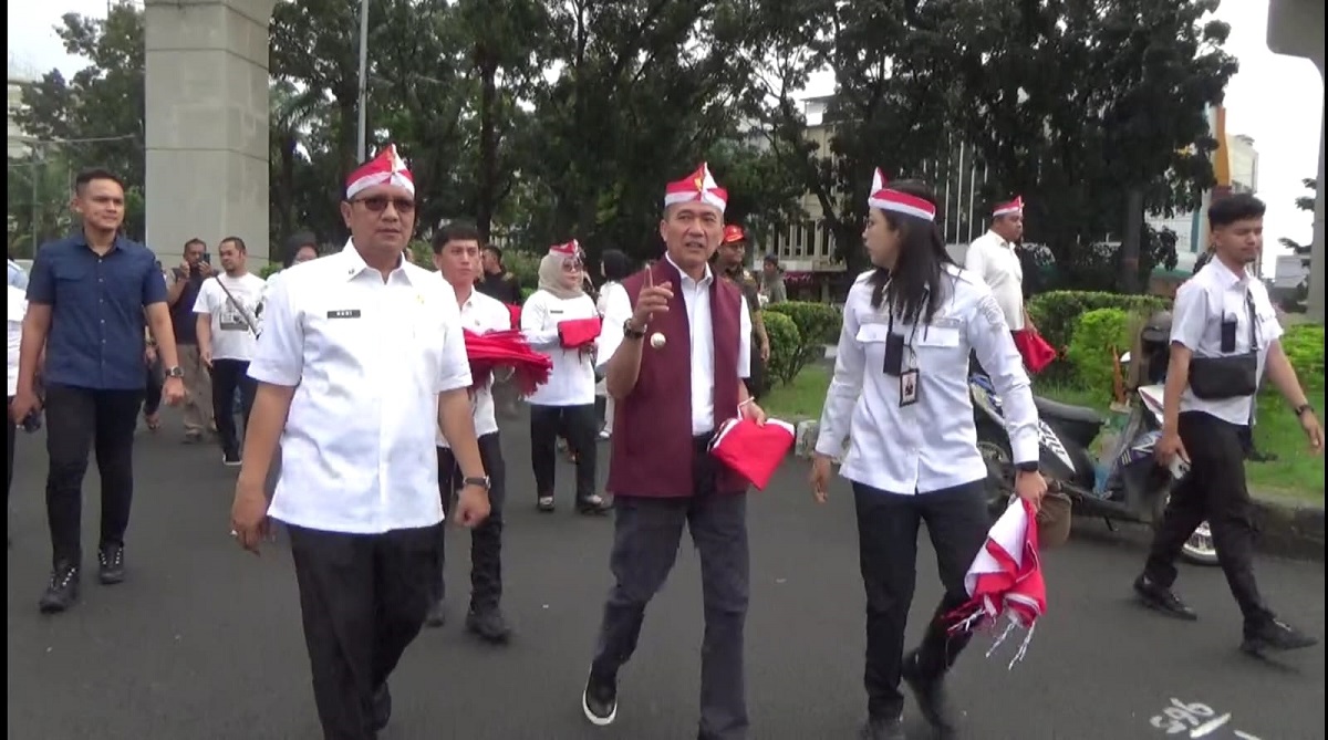 Walikota Palembang Bagikan 3000 Bendera Merah Putih Kepada Masyarakat