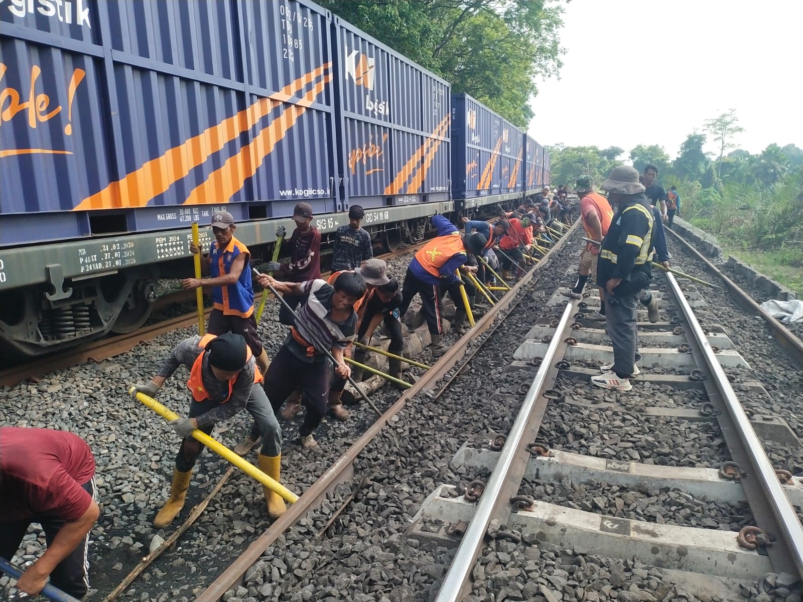 Rel Petak Stasiun Ujan Mas-Penanggiran Diganti Dari Rel 54 Jadi Rel 60 