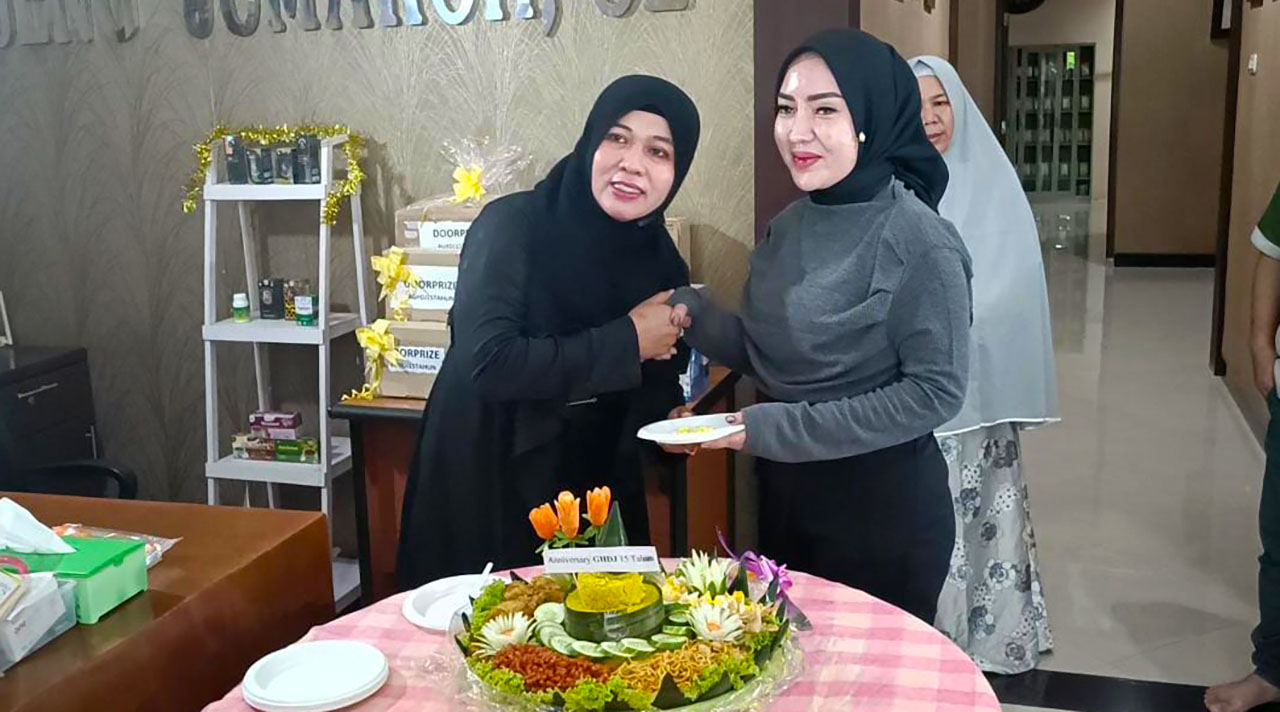 Potong Tumpeng Sebagai Bentuk Rasa Syukur 15 Tahun Berdirinya Griya Herbal Djeng Jumaroh