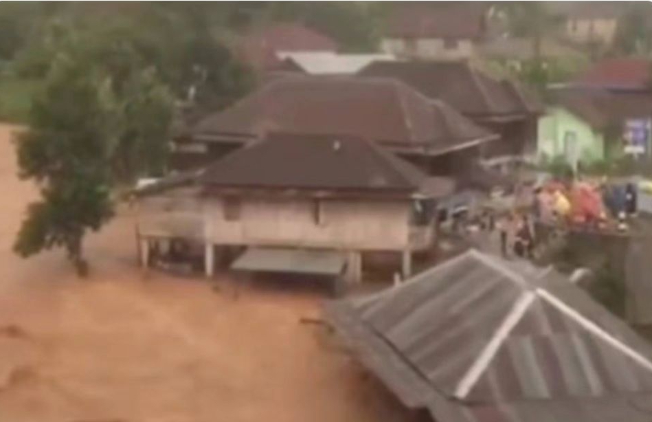 Detik-detik Rumah Warga Terbawa Arus Banjir Bandang di OKU Selatan