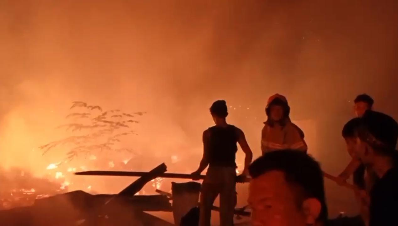 Akibat Ditinggal Pemiliknya, 9 Rumah di Pemulutan Hangus Terbakar