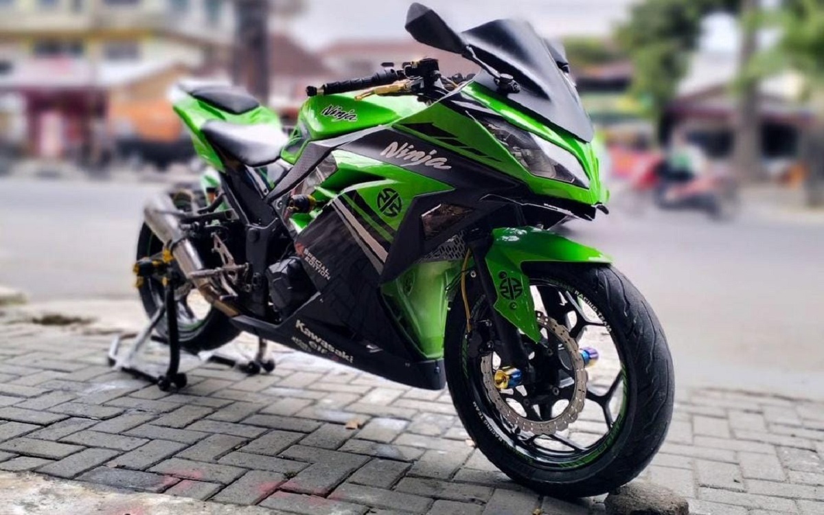 Duel Mesin: Mengupas Kekuatan Kawasaki Ninja 250 4 Silinder dan 2 Silinder