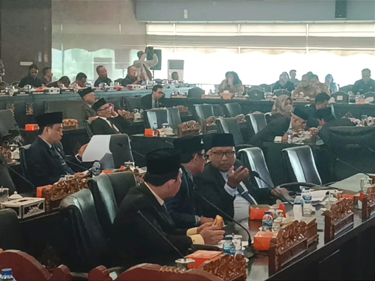 Sambil Senyum, Ketua DPRD Palembang Sebut Kantor DPRD Dikepung Asap