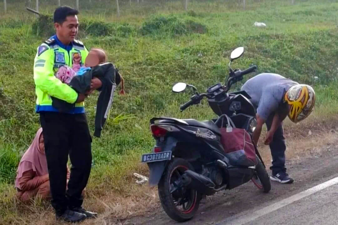 Viral! Polisi di Banyuasin Gendong Balita Korban Lakalantas Bersama Orang Tuanya