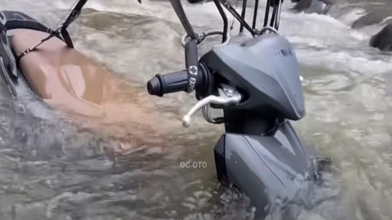 Motor Dicemplungin ke Kali, Ditabrak Mobil, Ditiban Forklif, Tapi Masih Gagal Laku?