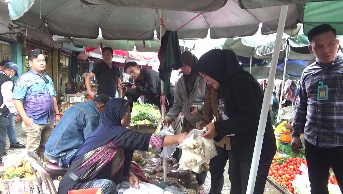 Kunjungi Pasar, Cawako Fitrianti Terima Keluhan Pedagang Terkait Retribusi Pasar.