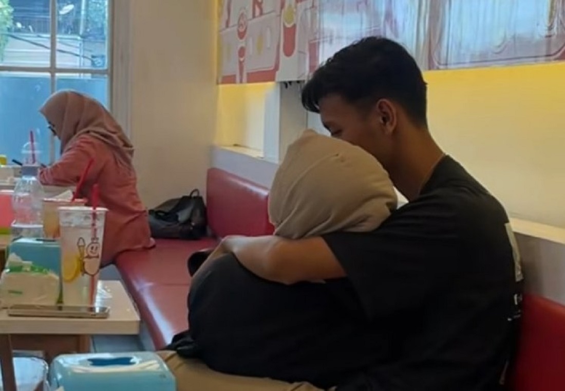 VIRAL Dua Sejoli Kasmaran Tengah Bermesraan Di Kafe Warganet Adabnya Kemana