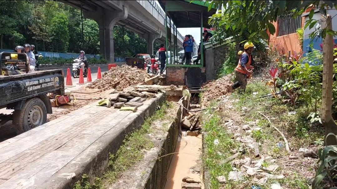Pipa PDAM Diduga Bocor, Air Deras Muncul dari trotoar di Jalan Kolonel H. Burlian