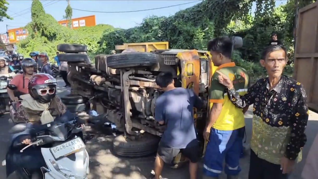 Mobil Dinas DLH Palembang Oleng dan Terbalik, Timpa Babinsa Kertapati