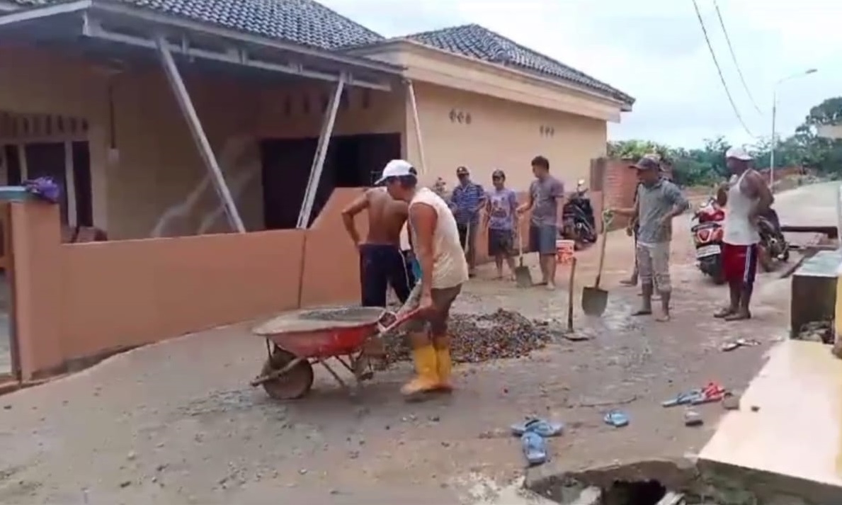 Berhasil Kumpulkan Dana Swadaya, Warga Kembulau Kembali Perbaiki Jalan Pasca Banjir di Muara Enim