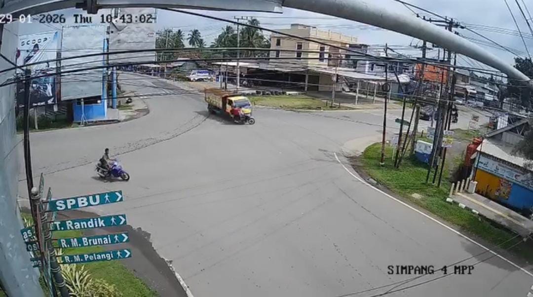 Terobos Lampu Merah, Sepeda Motor Tabrakan dengan Dump Truck di Simpang Balai Agung Sekayu