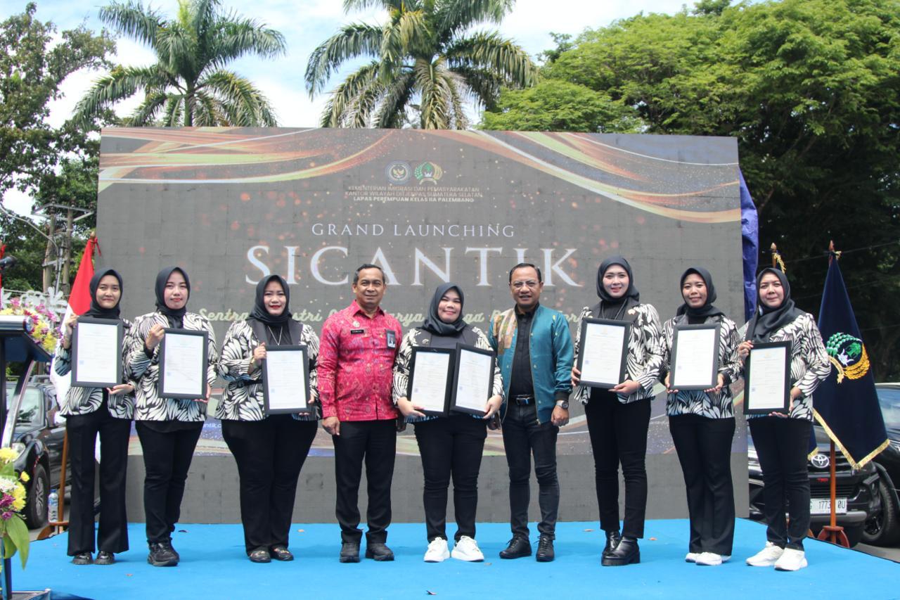 Kanwil Kemenkum Sumsel Serahkan Pencatatan Hak Cipta Motif Batik Lapas Perempuan Palembang