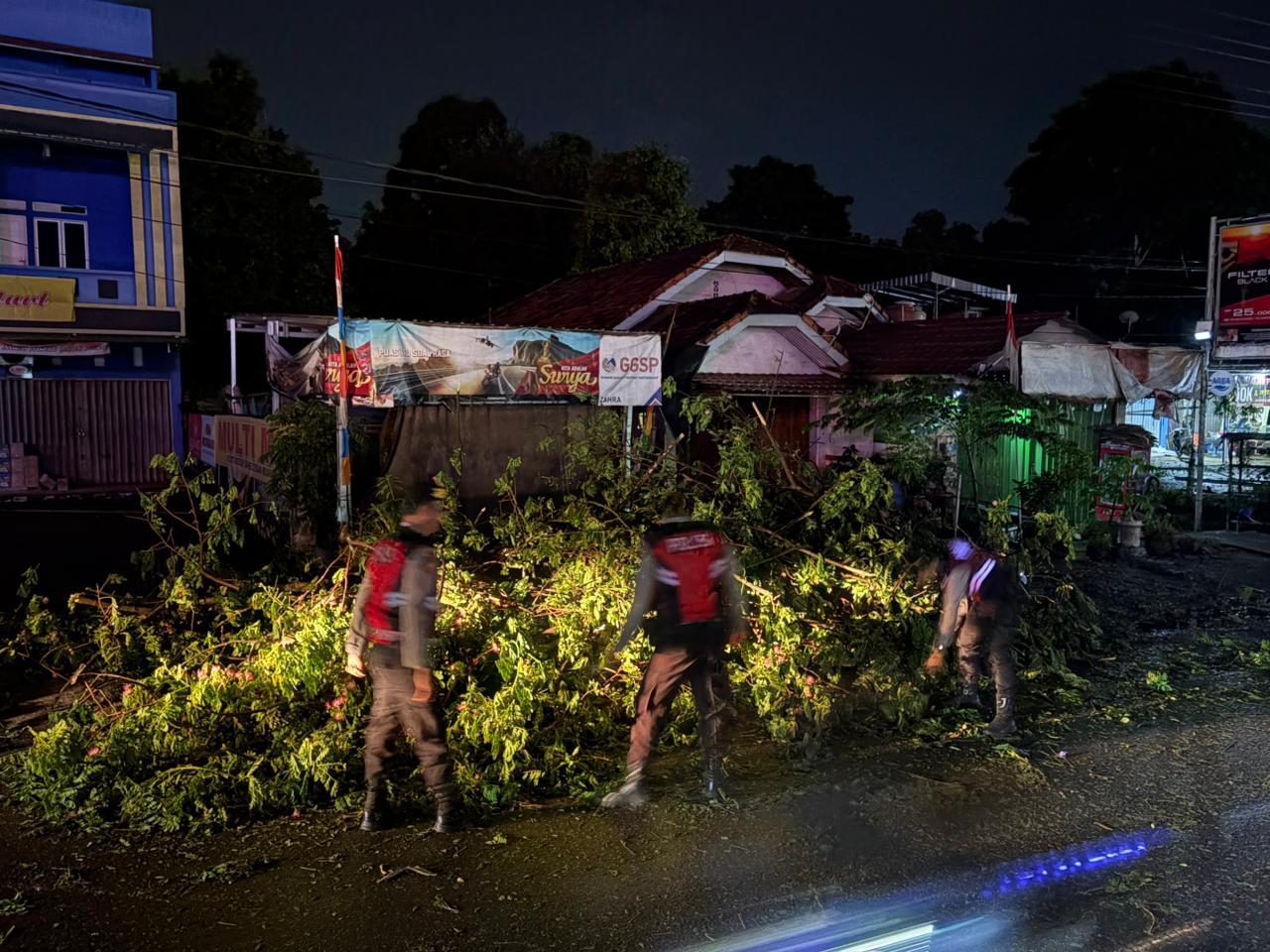 Hujan Tak Jadi Halangan! Polisi Muara Enim Gerak Cepat Atasi Pohon Tumbang di Jalan