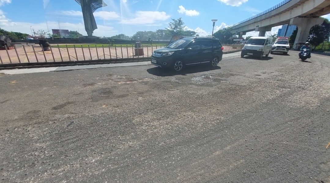 Jalan Berlubang di Bundaran Jakabaring Membahayakan Pengendara