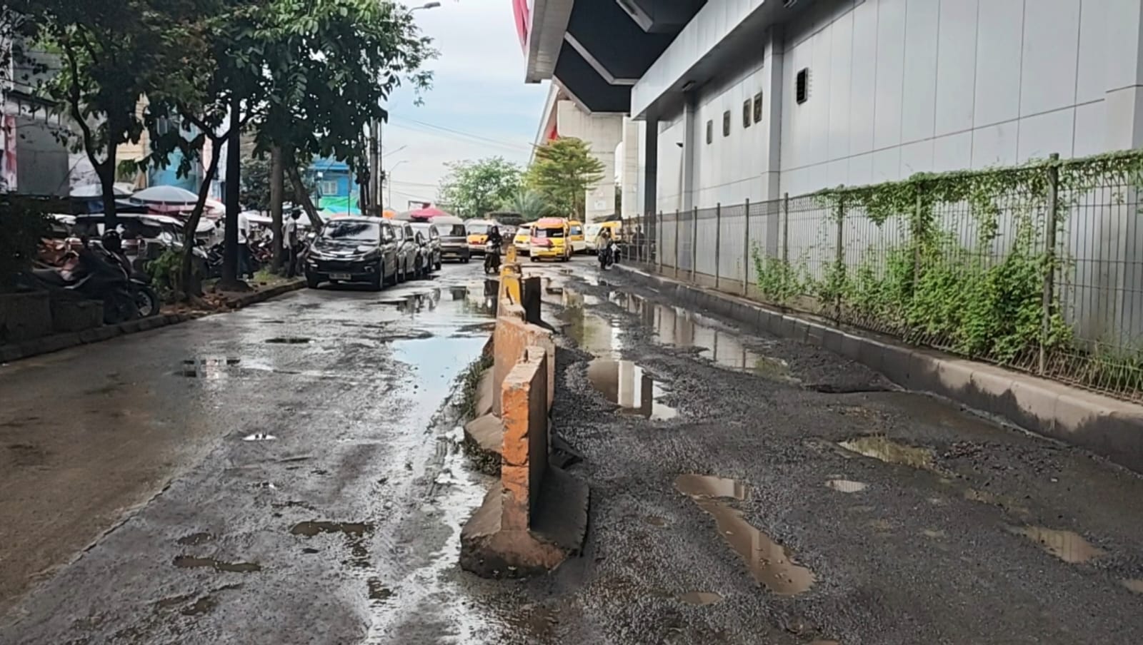 Baru Diperbaiki, Jalan di Bawah LRT Ampera Rusak