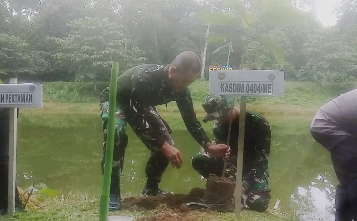 Cegah Erosi dan Jaga Kualitas Udara, Kodim 0404 Muara Enim Lakukan Penanaman Pohon