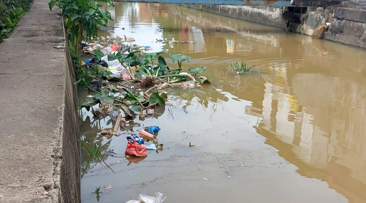 Anak Sungai di Perbatasan 30 Ilir dan 32 Ilir Palembang Dipenuhi Sampah Rumah Tangga