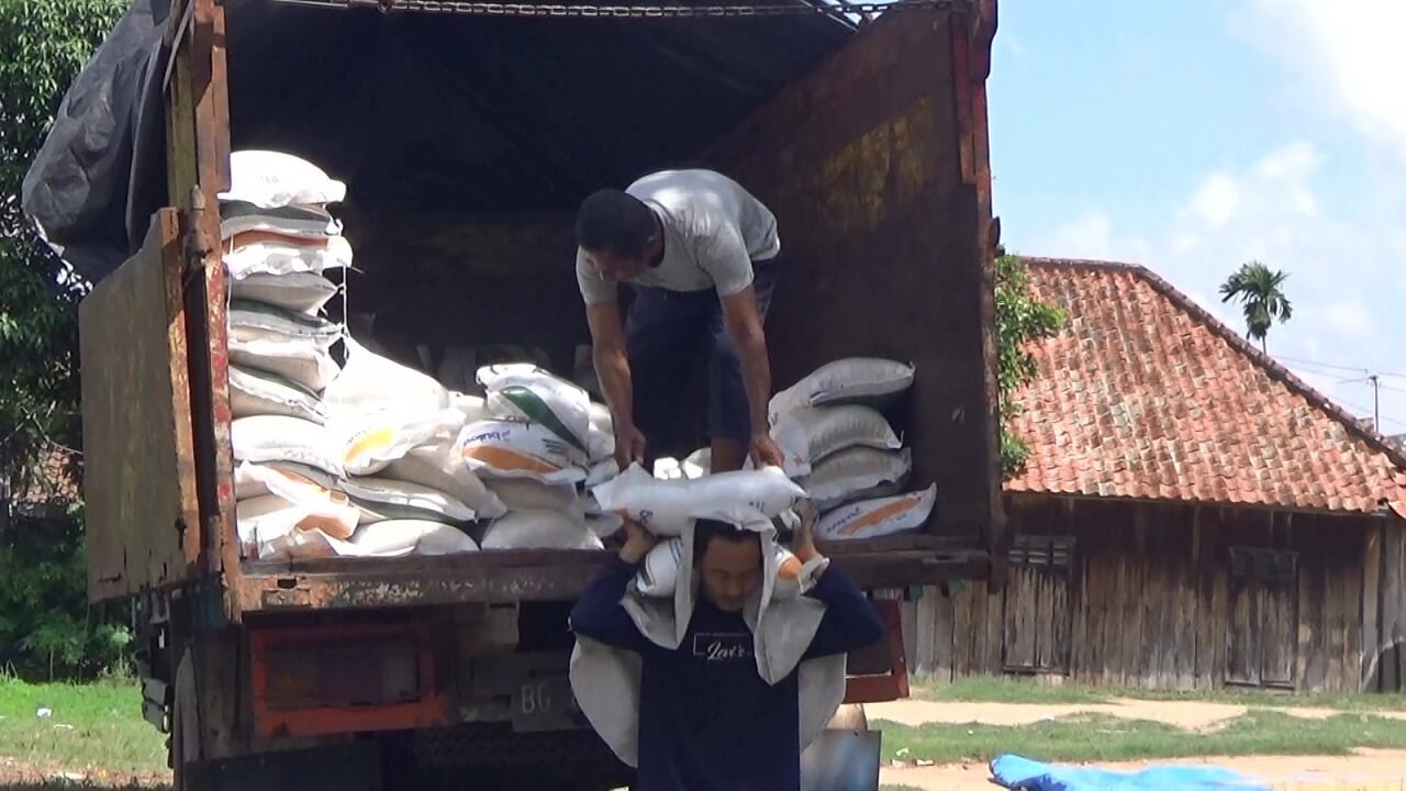 Bansos Cadangan Beras Pemerintah Mulai Disalurkan di Tiap Kelurahan di Kota Palembang