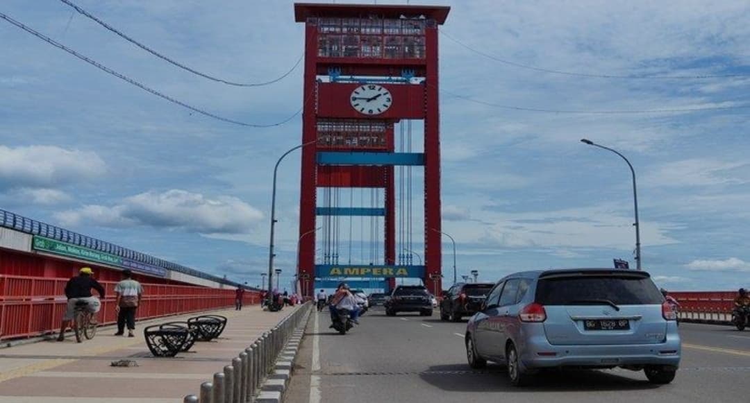 Jembatan Ampera ditutup sementara saat Salat Idul Adha di Masjid Agung.