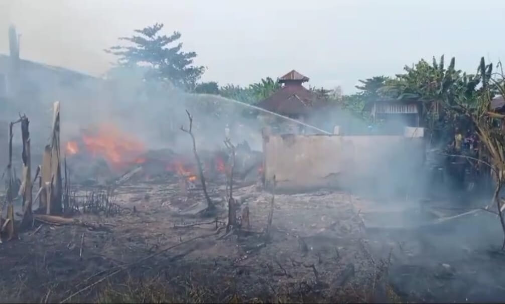 Diduga Korsleting Listrik, 8 Mess Pekerja PTSIG Palembang Hangus Terbakar