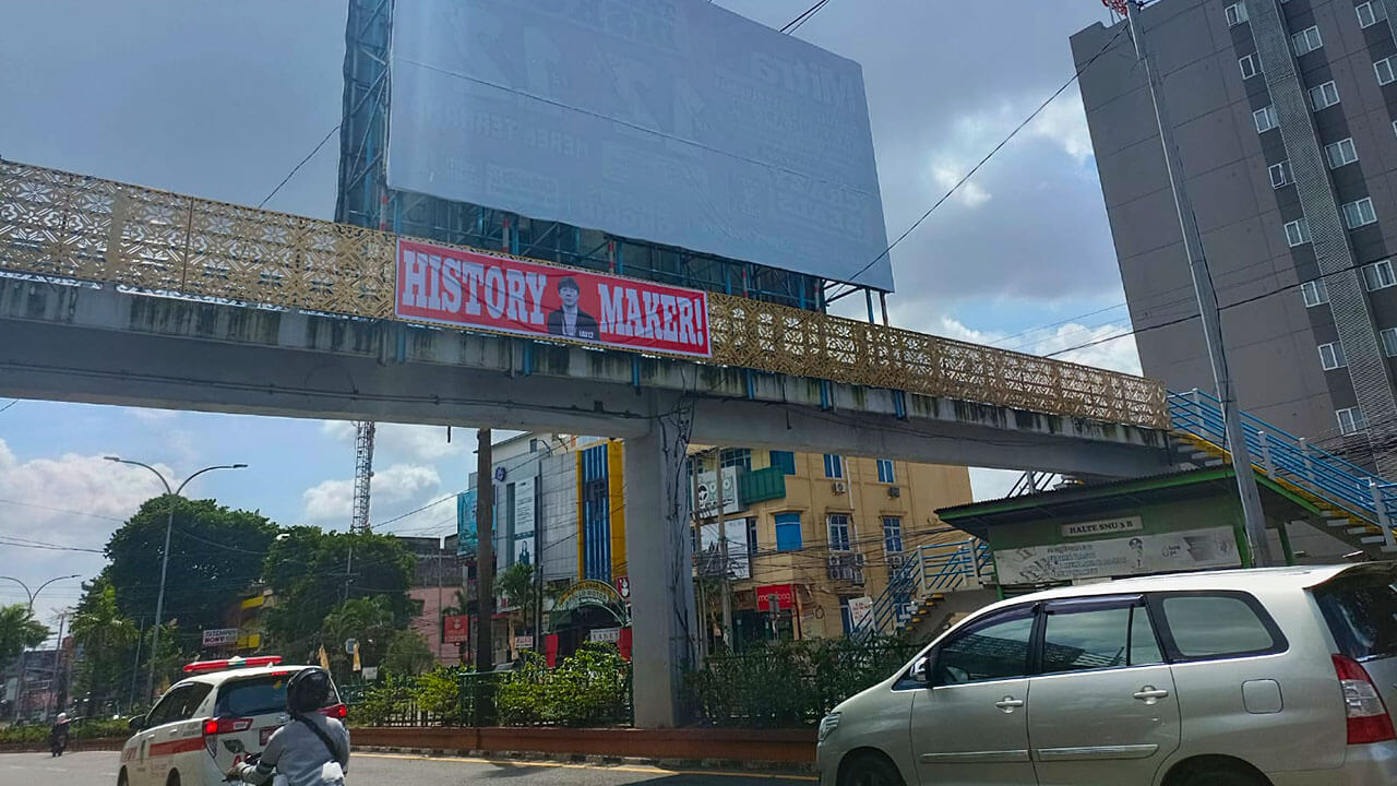 Spanduk Bergambar STY Bertuliskan History Maker Terpasang di JPO Jalan Sudirman Palembang