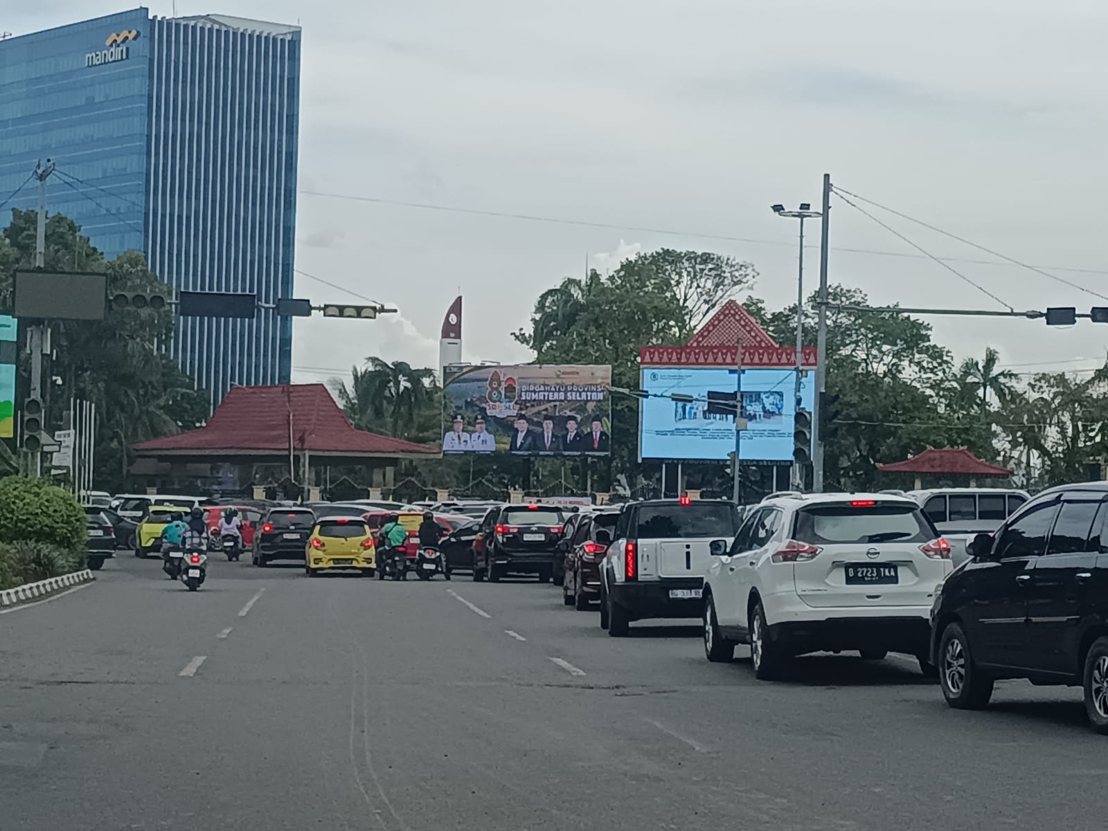 Lampu Merah Simpang DPRD Sumsel Mati, Arus Lalu Lintas Semrawut Jumat Siang