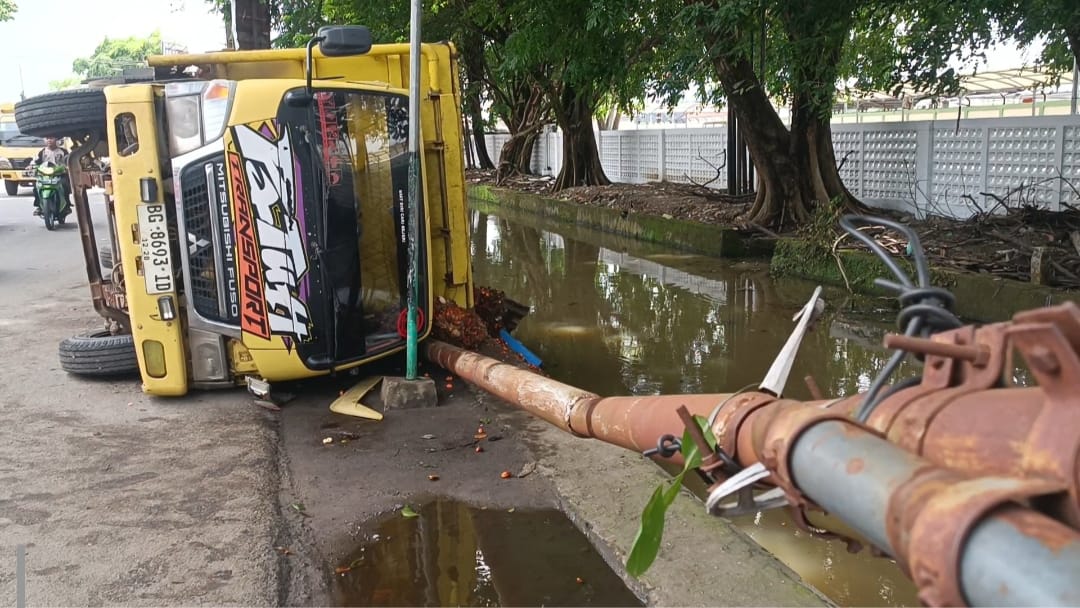 Truk Sawit Tabrak Pos Kamling di Kertapati, Satu Warga Luka dan Dilarikan ke RSUD Bari