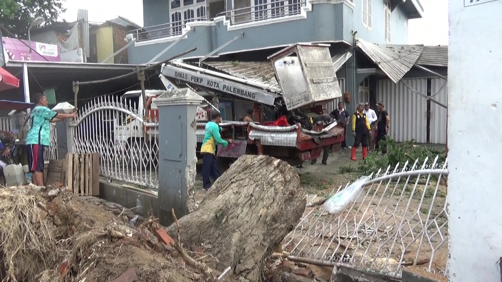 Pohon Besar Tumbang Menimpa Ruko di Angkatan 66