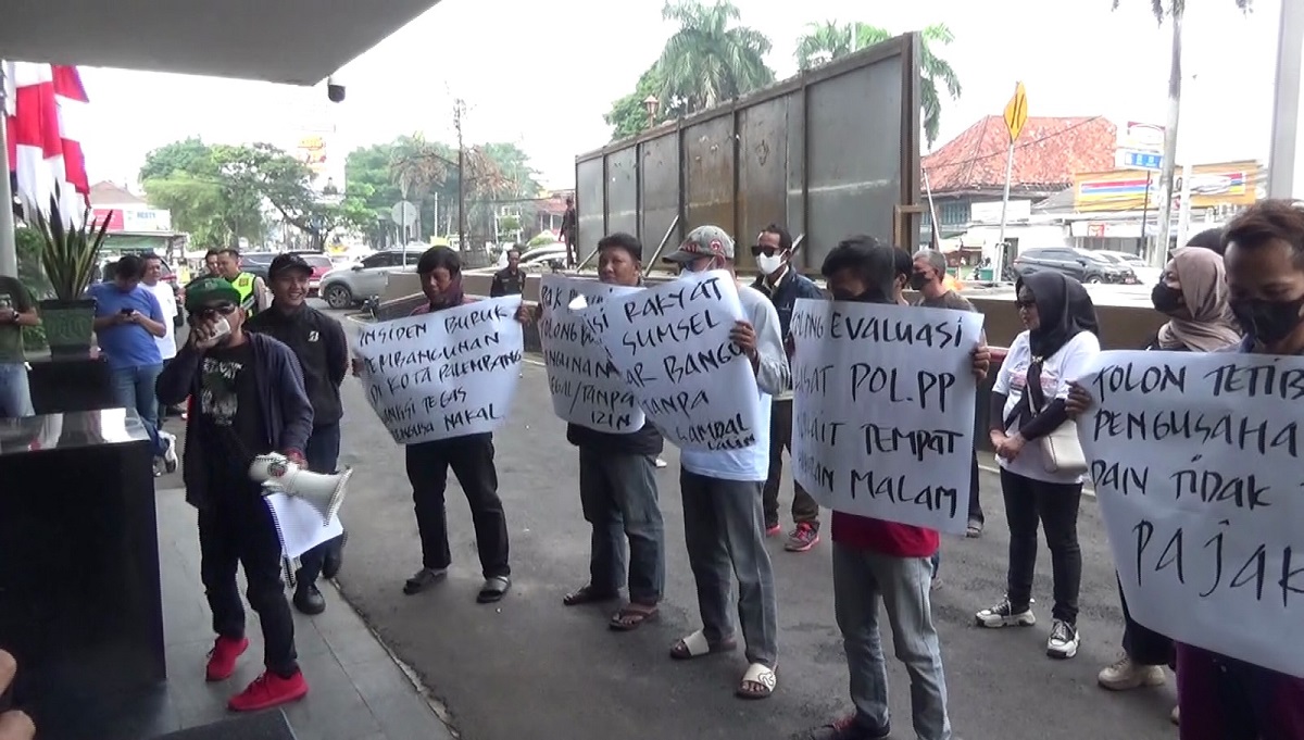 Puluhan Massa Minta Pemkot Palembang Tutup Parside Hotel