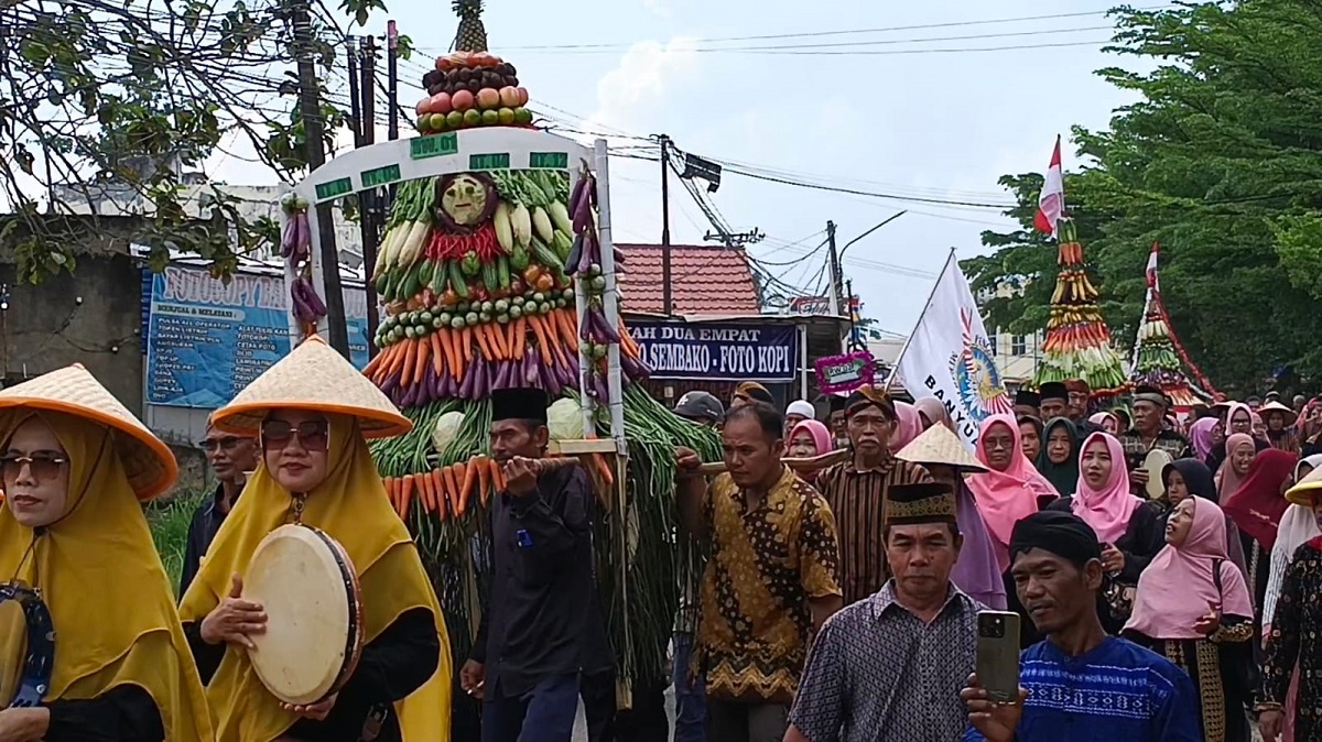 Tradisi Sedekah Bumi Di Keramat Raya, Ratusan Warga Antusias.
