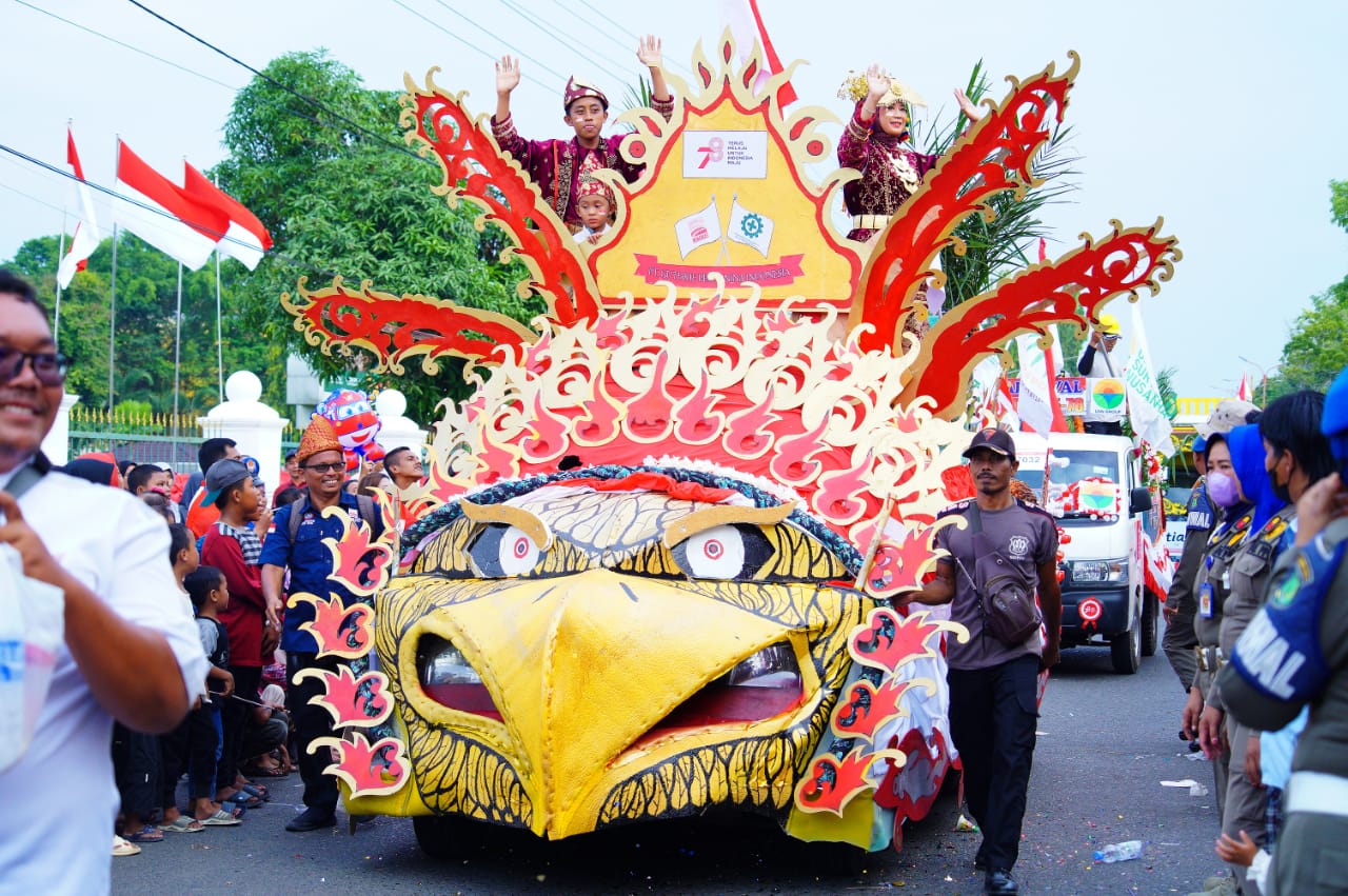 Ribuan Warga MUBA Antusias Menyaksikan Karnaval Seni Budaya HUT Ke-78 Kemerdekaan RI di Kota Sekayu