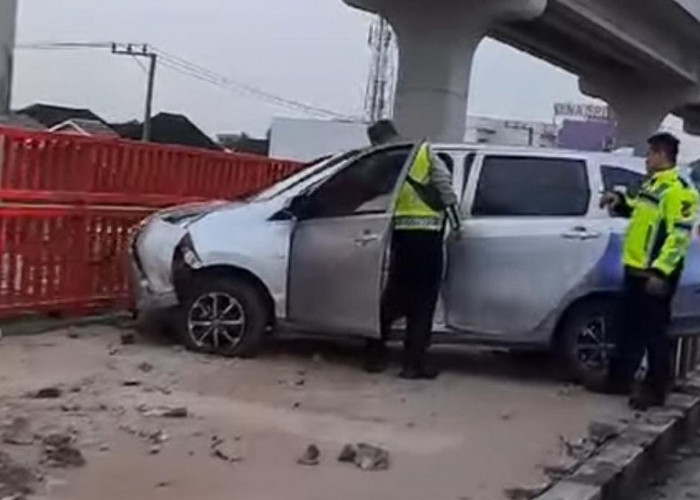 Sopir Diduga Mengantuk, Mobil Sigra Tabrak Tiang Pembatas Jembatan Ampera Hingga Naik keatas Trotoar