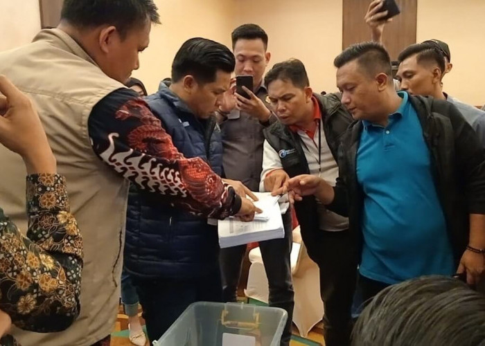 Saksi Partai Hanura Ajukan Keberatan Hasil Rekap di Tingkat Kecamatan Saat Pleno Kabupaten Muara Enim