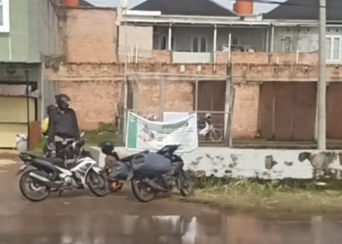 Viral Pengendara Sepeda Motor Sujud Minta Maaf ke Polisi Setelah Kecelakaan Ringan