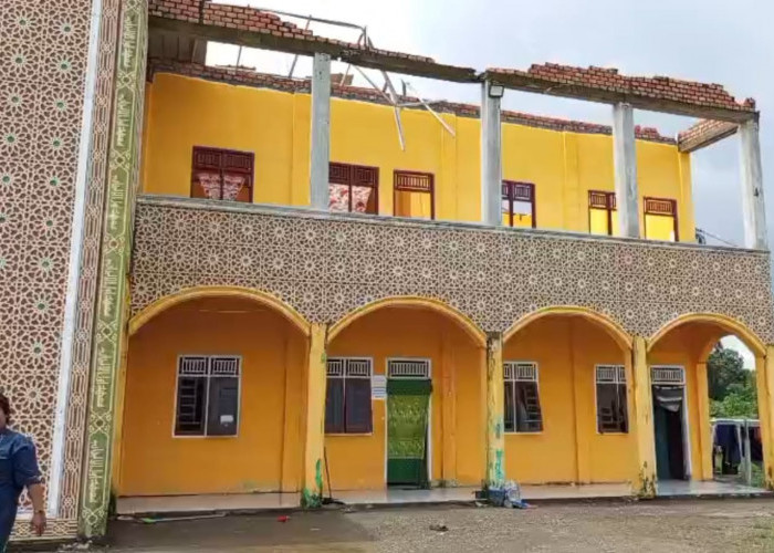 Diterjang Puting Beliung, Atap Ponpes Melayang