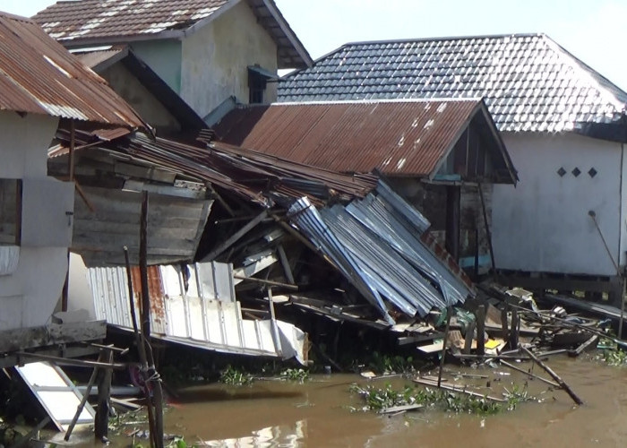 Tragis! Tongkang Tak Bermuatan Hantam 6 Rumah Warga di Gandus
