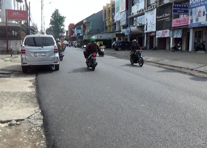 Masyarakat Keluhkan Proyek Pengaspalan Jalan Mayor Salim Batubara Palembang