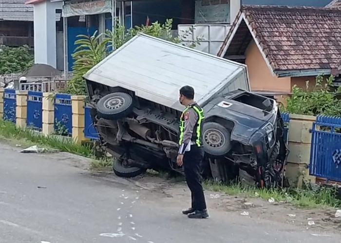 Di Hantam Mobil Boks Pengendara Motor Mental ke Atap Rumah