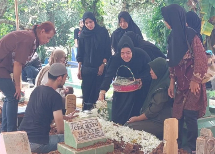 Isak Tangis Iringi Pemakaman WNI Asal Palembang yang Meninggal di Kamboja