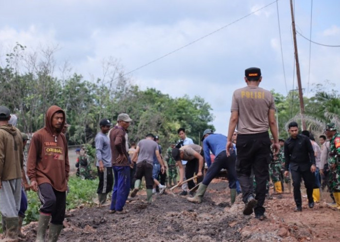 Polri dan TNI Gotong Royong Perbaiki Jalan Rusak Desa Pagar Dewa Mesuji OKI