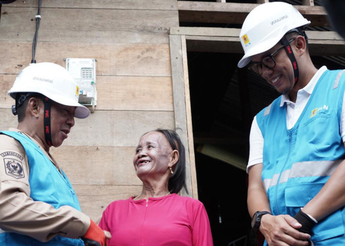 Senyum Sang Nenek Puluhan Tahun Menanti di Murung Raya Akhirnya Nikmati Listrik PLN