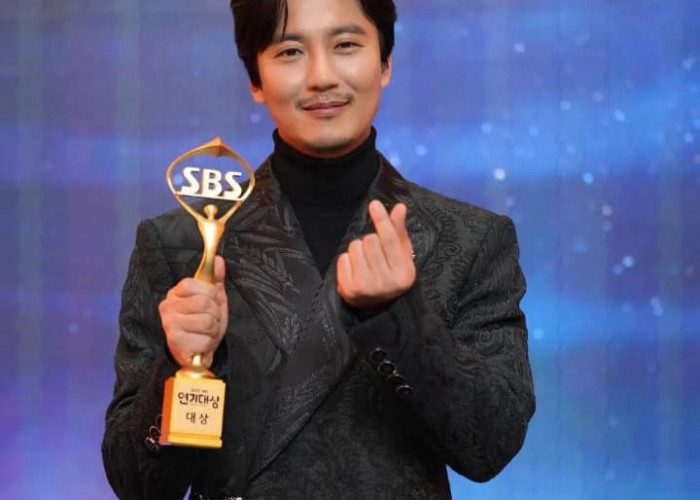 Wow! Kim Nam Gil Menyabet Daesang SBS Drama Awards 2022