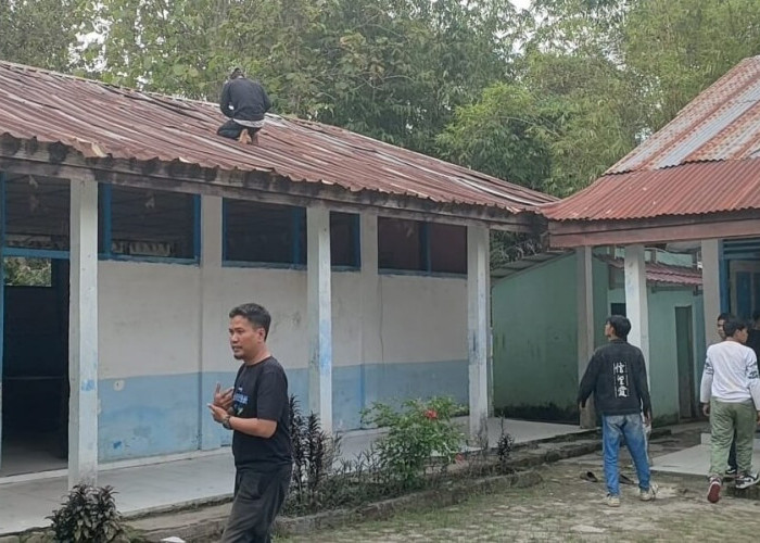 Tak Tersentuh Perbaikan Pemerintah, Relawan Kampung Inisiasi Bantu Renovasi SD Negeri 1 Lubuk Dalam OKI