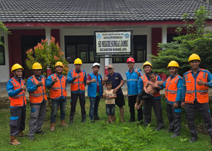 PLN Hadirkan Terang untuk Pendidikan Pelosok, SD Negeri Sungai Jambu Kini Nikmati Listrik Tenaga Surya