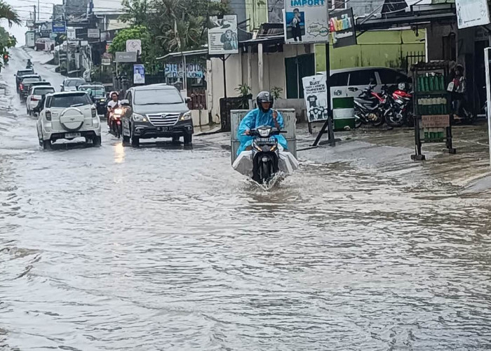 Hujan Deras Mengguyur Kota Palembang, Seperti Biasa Sebagian Daerah Tergenang Banjir