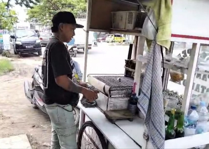 Miris, Untung Tak Seberapa! Pedagang Pempek Panggang Kehilangan Motor dan Ratusan Pempek 